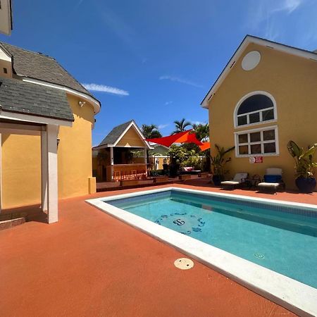 Brownstone Guesthouses Nassau Exterior foto