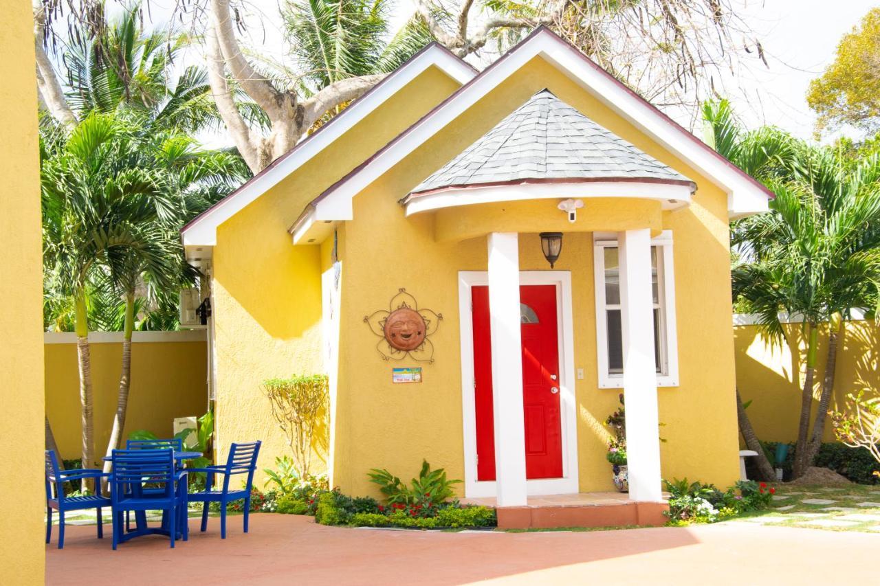 Brownstone Guesthouses Nassau Exterior foto