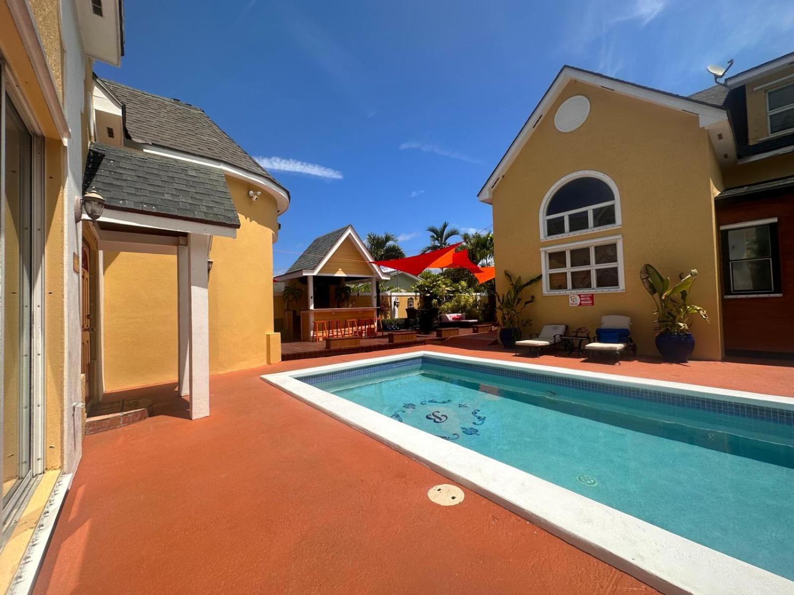 Brownstone Guesthouses Nassau Exterior foto