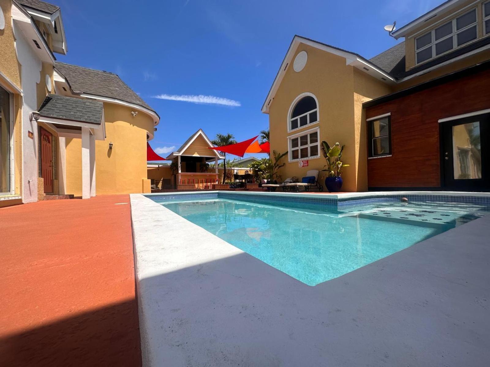 Brownstone Guesthouses Nassau Exterior foto
