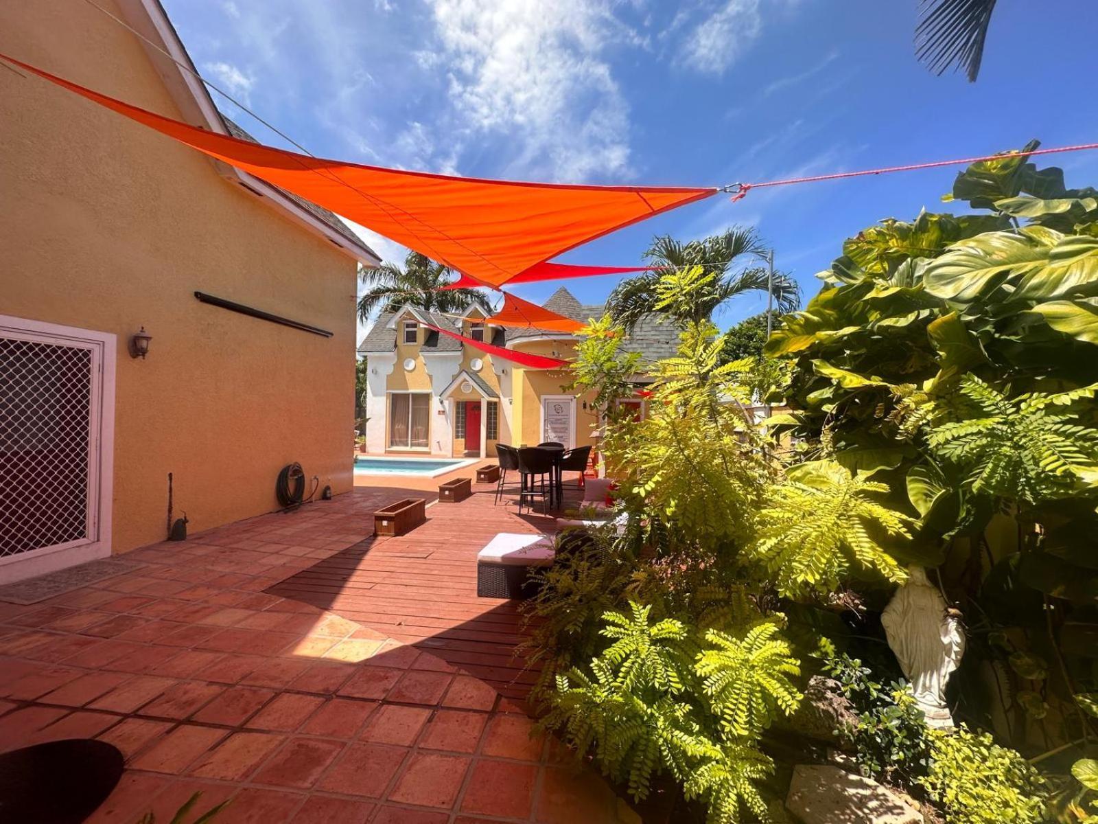 Brownstone Guesthouses Nassau Exterior foto